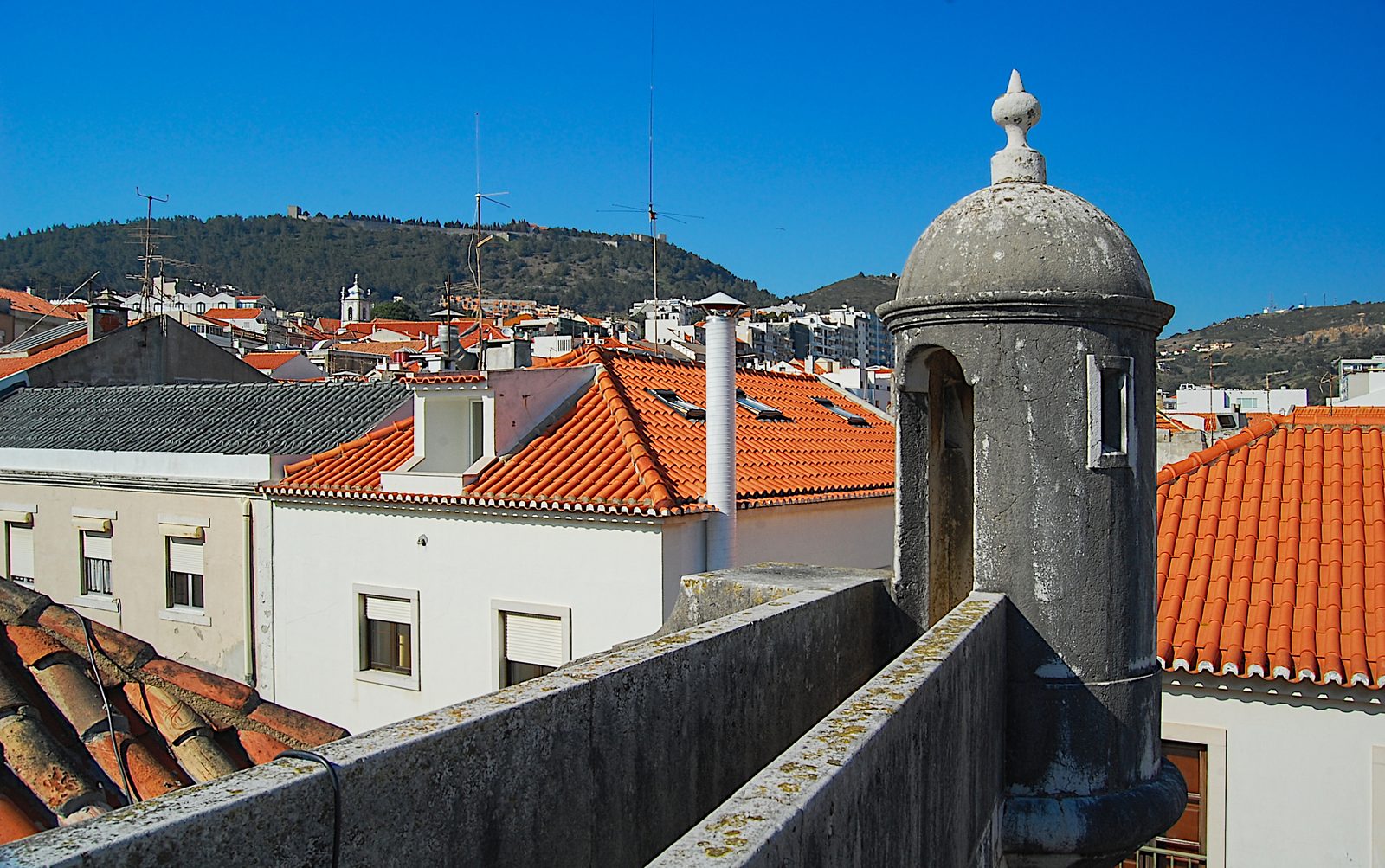 Forte de Santiago de Sesimbra junto à marina