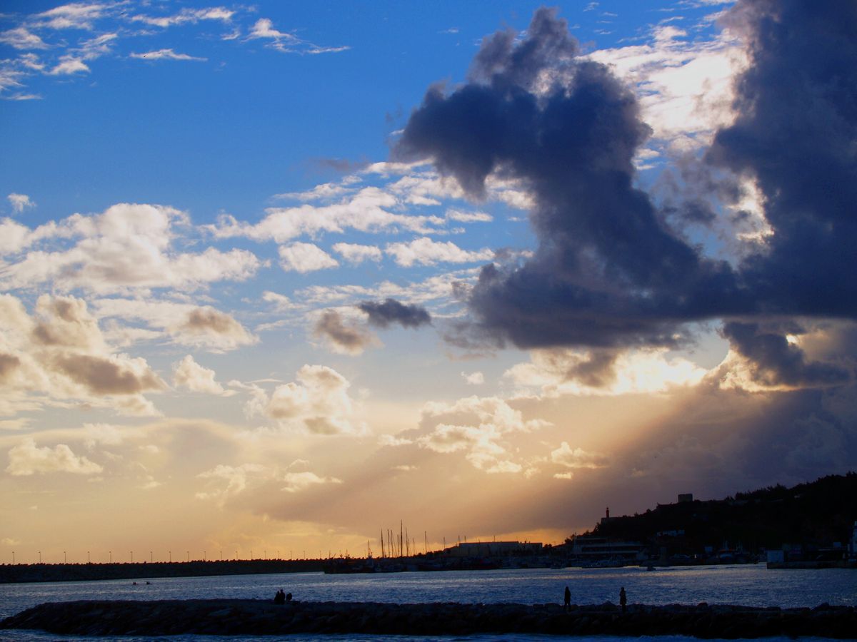 Pôr do sol sobre o mar em Sesimbra